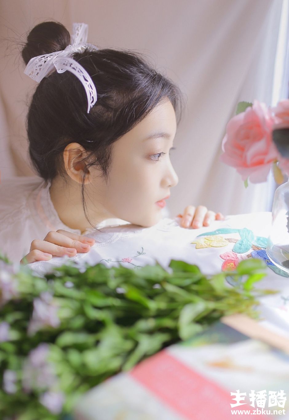头戴花环美女皮肤水嫩黄色连衣裙露牛奶肌斜眼沉思图片