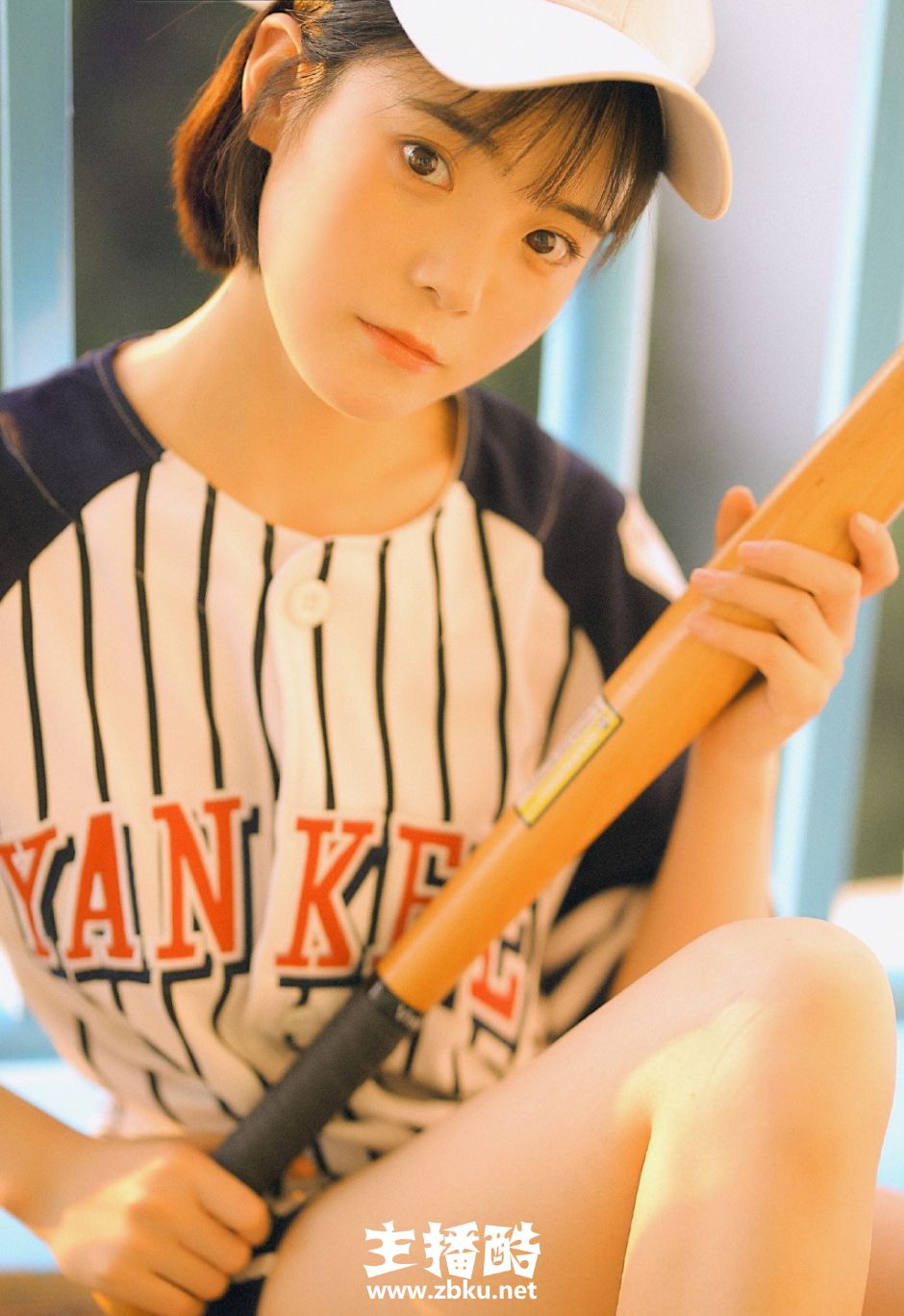 俏皮短发棒球帽少女休闲运动服眼睛有神皮肤细腻图片