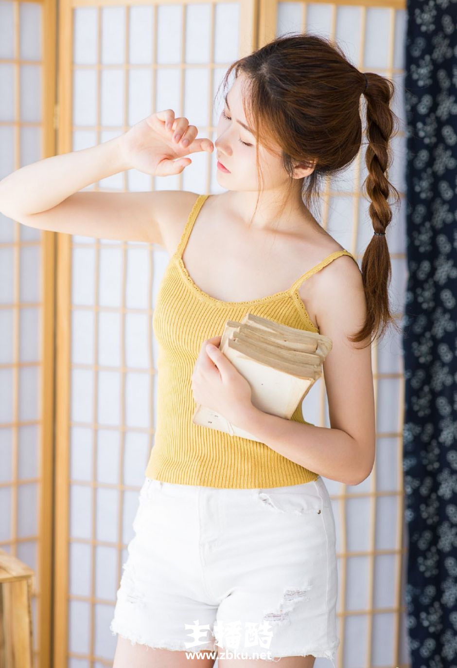 俏皮麻花辫美女漂亮脸蛋吊带热裤大秀白嫩美肤写真