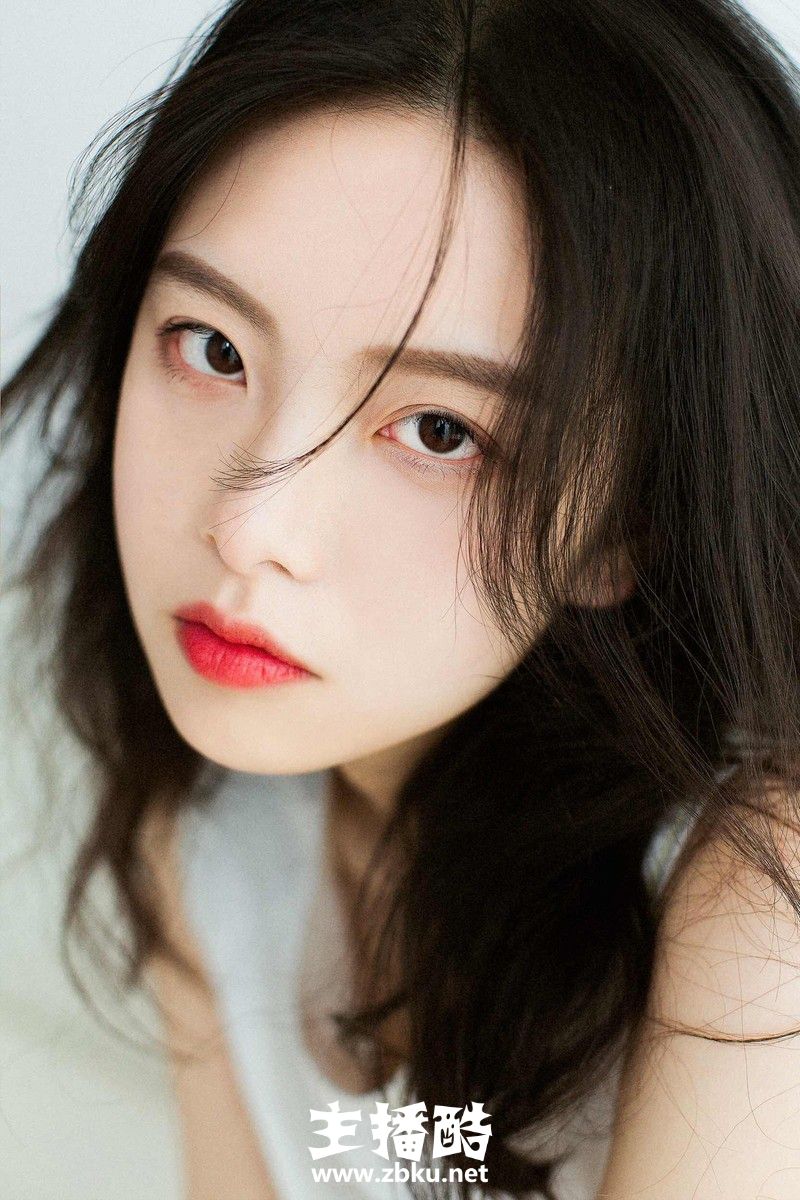 高级厌世脸美女无袖连衣裙娇艳红唇满脸胶原蛋白图片