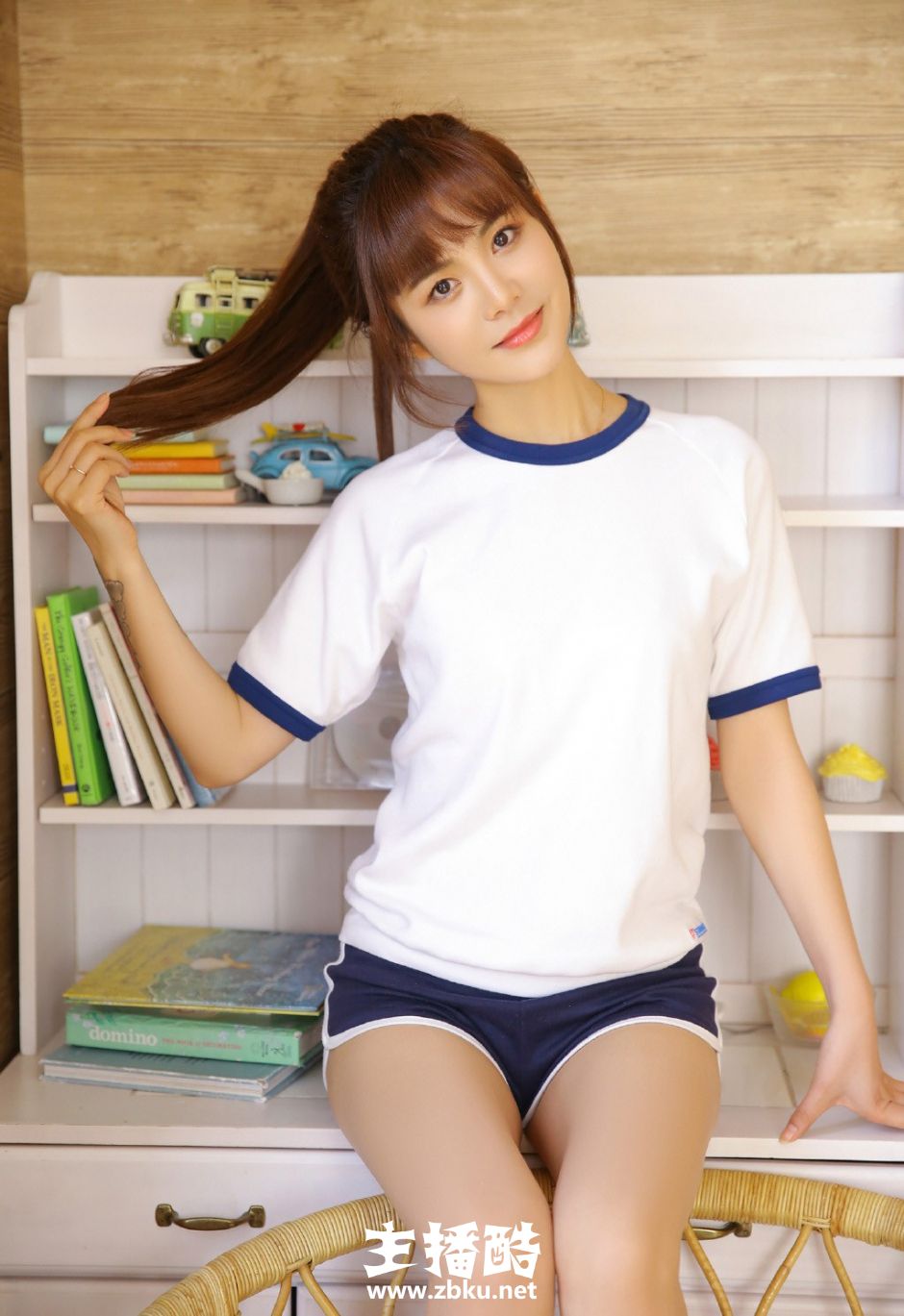 大长腿运动服短裤美女高束马尾辫双手托腮低头浅笑图片