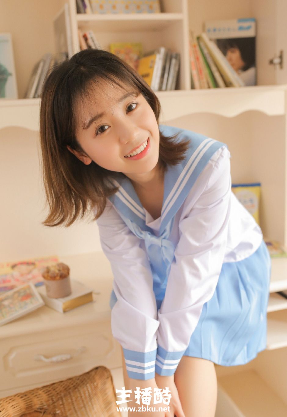 精致五官美女校花表情羞涩蓝白校园制服文艺气质图片