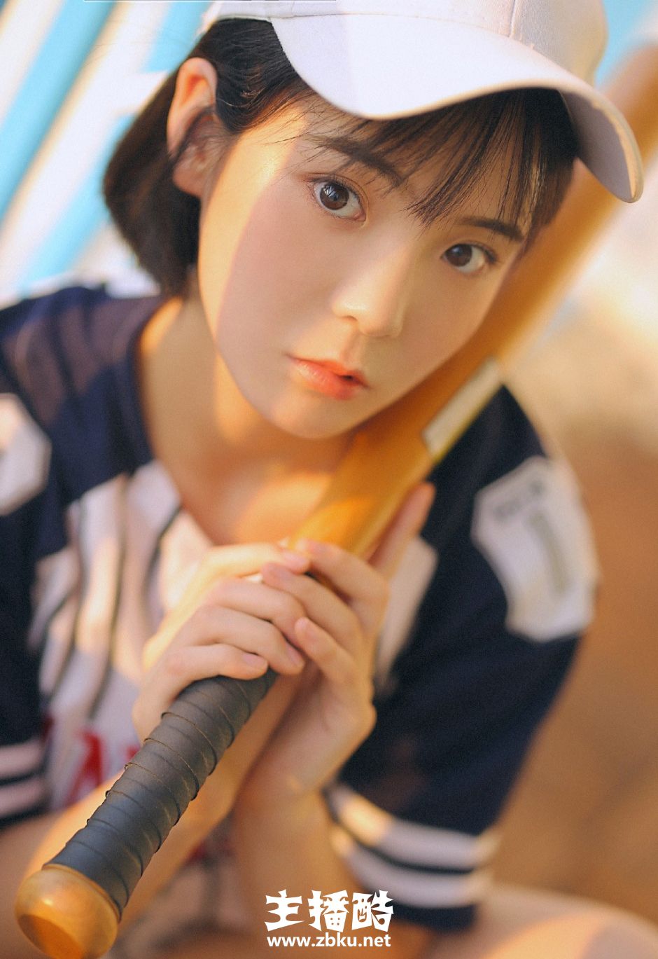 俏皮短发棒球帽少女休闲运动服眼睛有神皮肤细腻图片