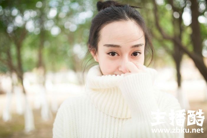 白净秀气大眼00后清纯妹子树林自拍美图