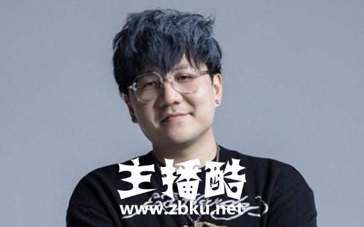 谁才是LPL第一国产中单？解说娃娃称赞这名选手是BUG级别！