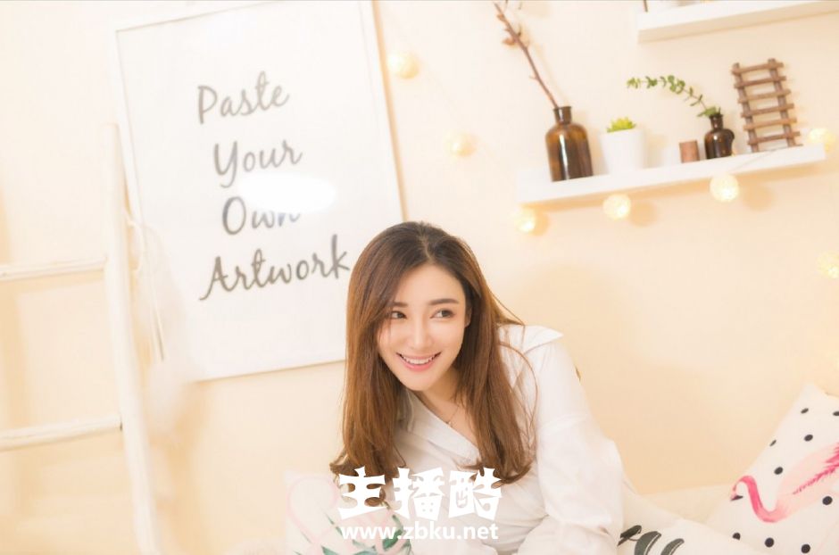 锥子脸白衬衣美女笑眼弯弯玩下衣失踪秀纤细筷子腿图片