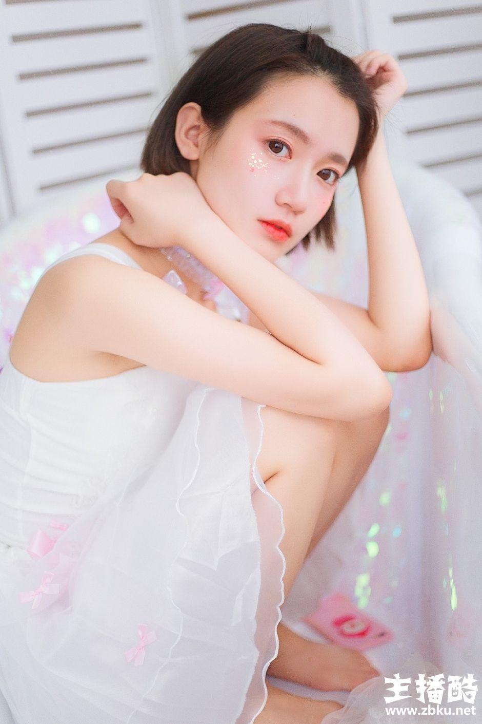 饱满苹果饥俏皮短发小女生蓬蓬白纱裙脸颊白里透红图片