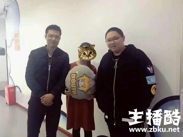 PDD月底前将在斗鱼开播？豪掷12万开通皇帝预定牌面