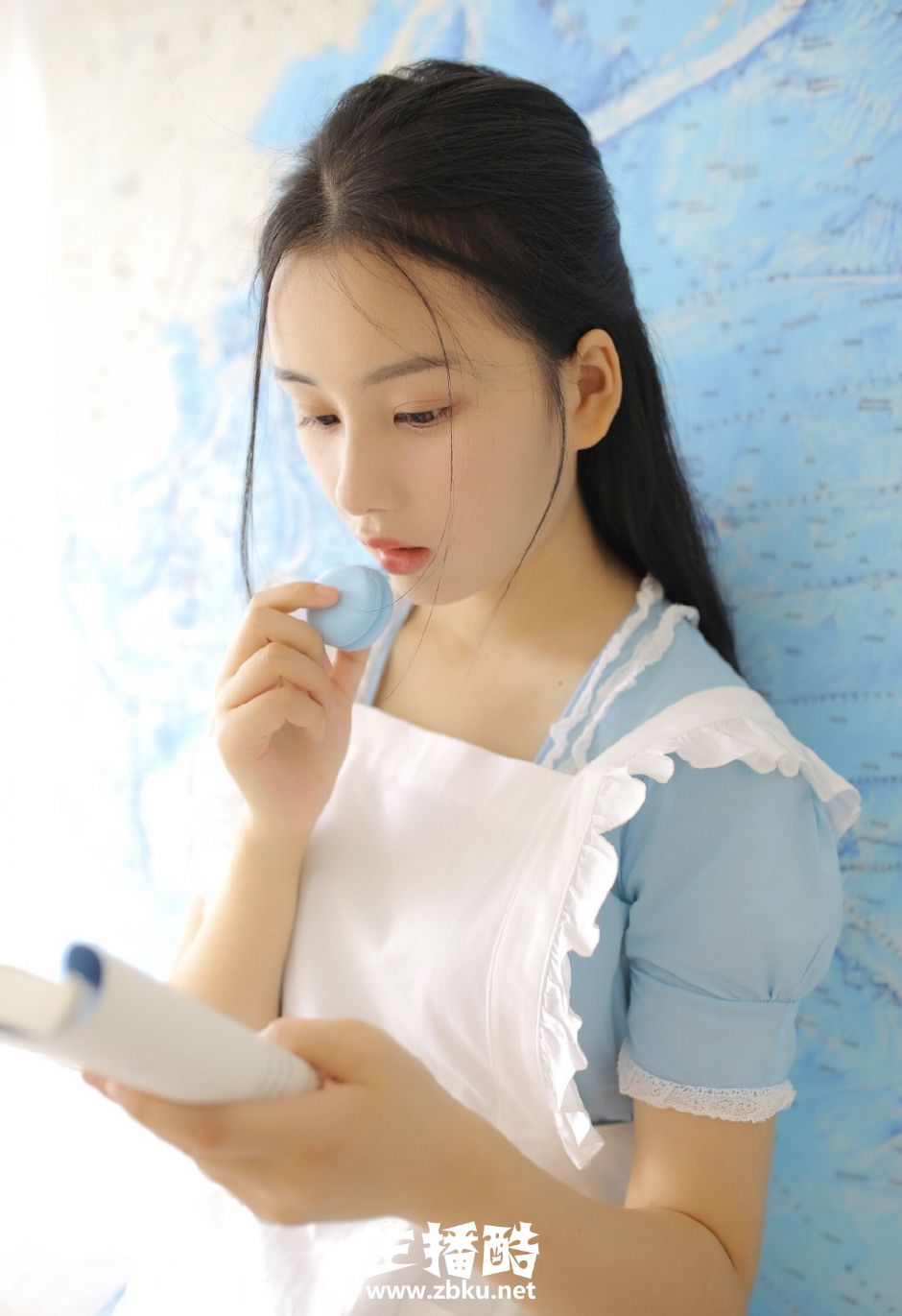 小清新女仆制服美少女白嫩侧脸秀发披肩认真看书图片