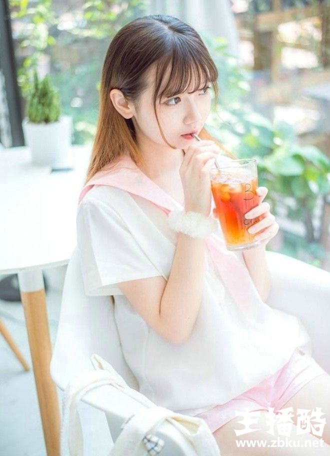 肉嘟嘟娃娃脸美女学生妹粉嫩校园制服露细胳膊小白腿图片