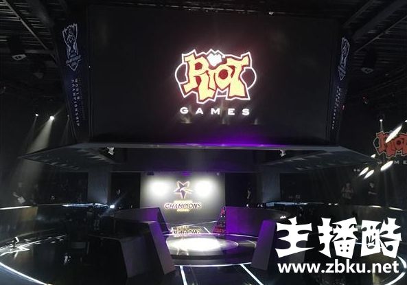 Faker出席S8比赛场馆开馆仪式 被女粉丝环绕笑容灿烂