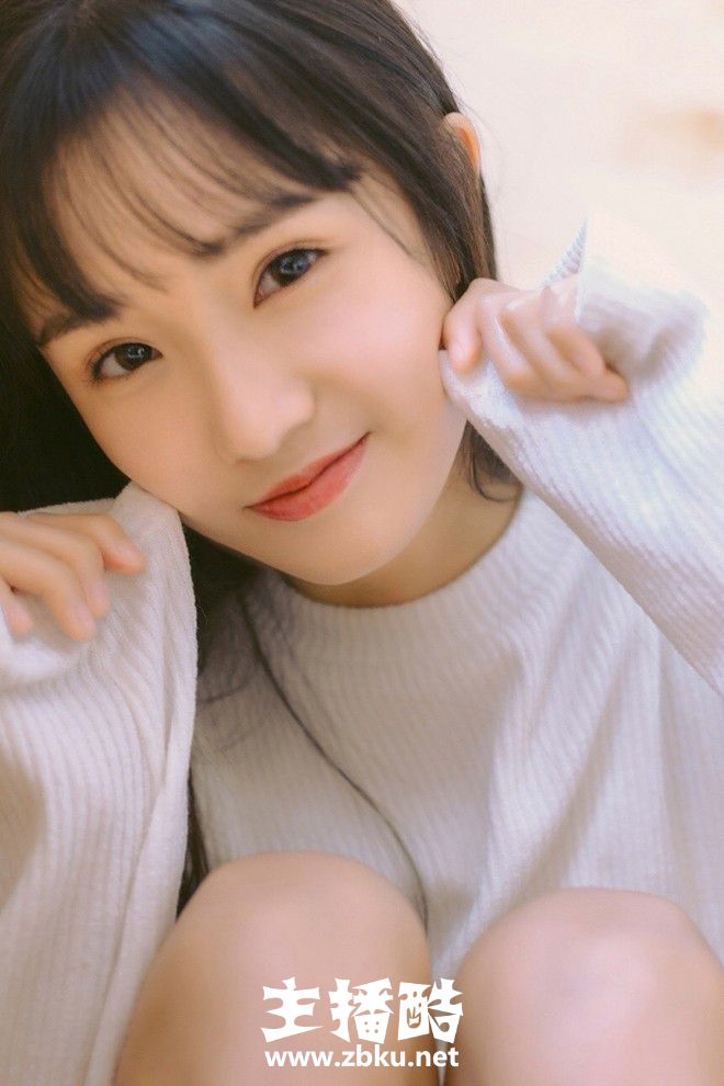 宽松毛衣美女眉眼精致乌黑长头发短裤秀细长筷子腿图片