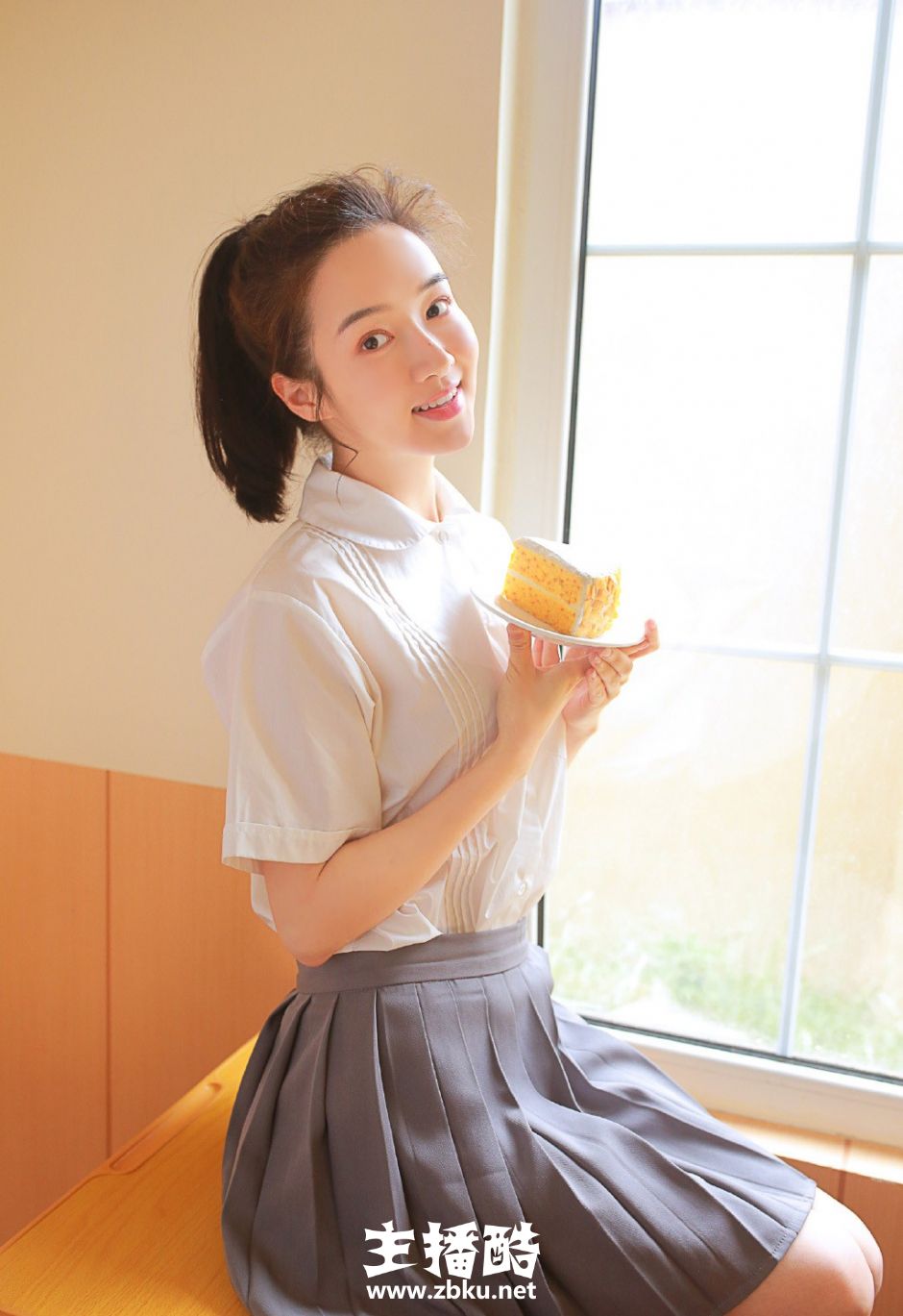 椭圆嫩脸教室美女学生灰色校服清爽马尾辫嘟嘴搞怪图片