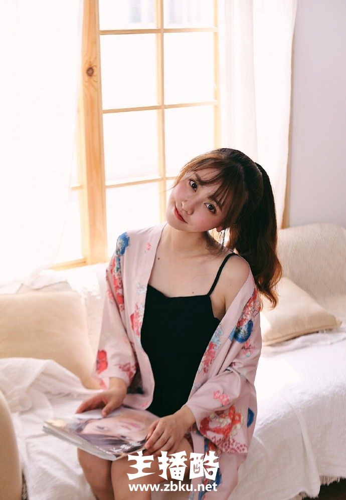 日系美女黑色吊带衫尽显白瓷肌肤气色红润眉眼清秀图片
