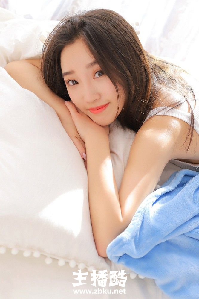 柔顺直发居家美眉粉扑扑鹅蛋脸皮肤白到发光床上图片