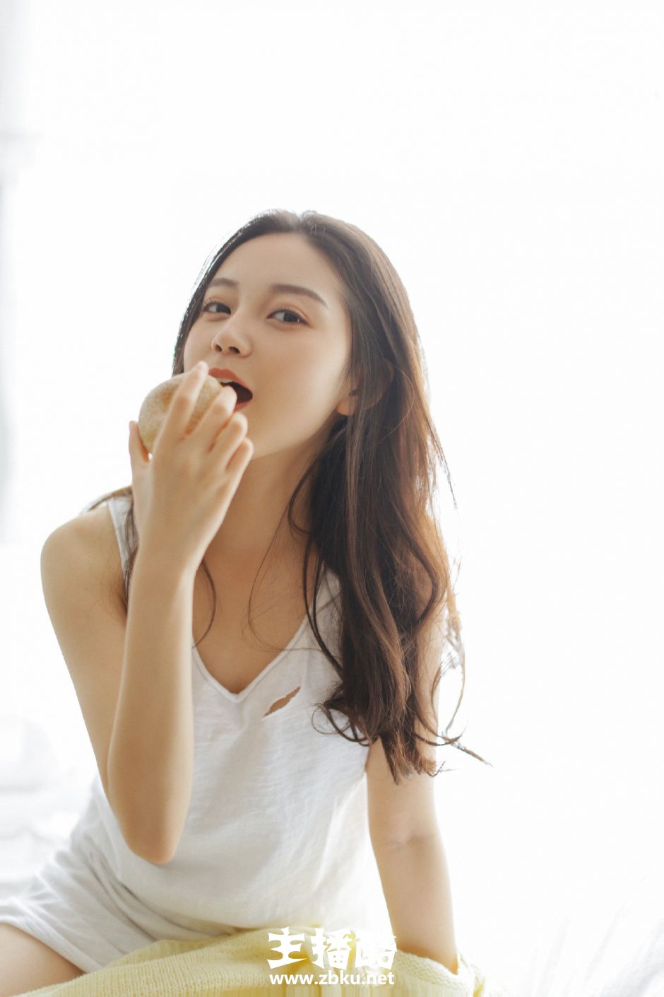 身姿柔软美女眉眼精致背心睡裙展纤细四肢床上慵懒图片
