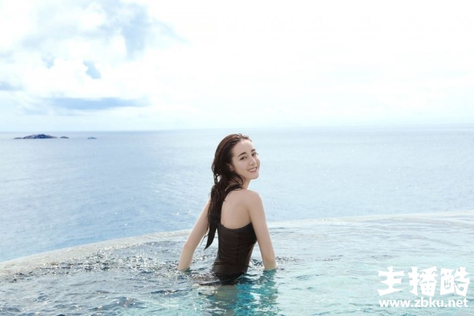 迪丽热巴黑色连体泳衣大秀香肩美腿湿身诱惑写真图片