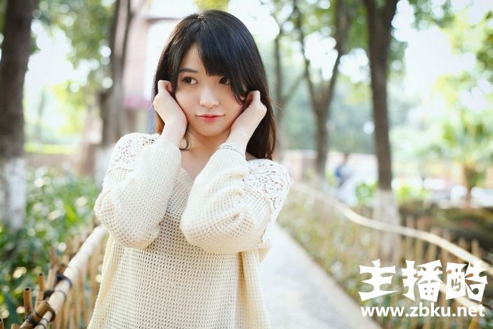 清纯白皙大眼美女缕空毛衣公园气质写真