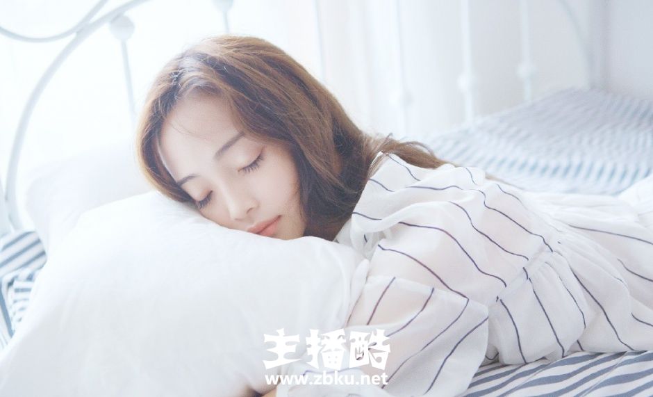 床上牛奶肌白衬衣美女睡眼惺忪慵懒躺姿发丝凌乱图片