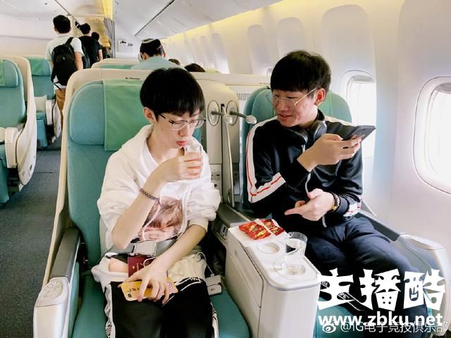 LPL三支战队出征S8照片公布，厂长倾囊相授Haro很用心！