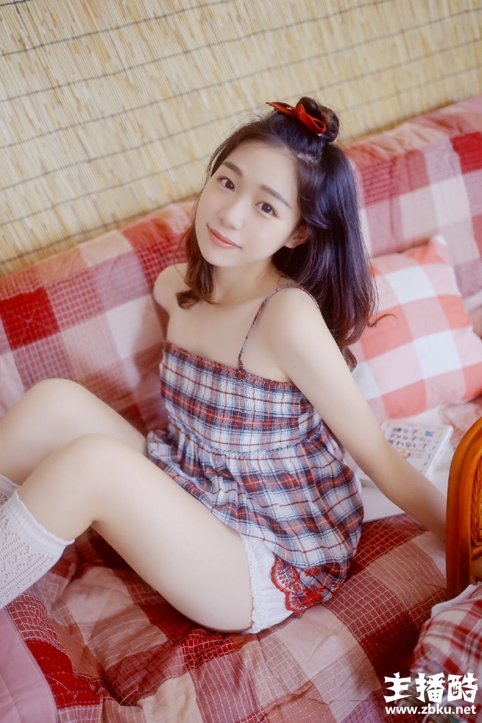 苹果头元气少女满脸胶原蛋白格子吊带裙身姿轻盈图片