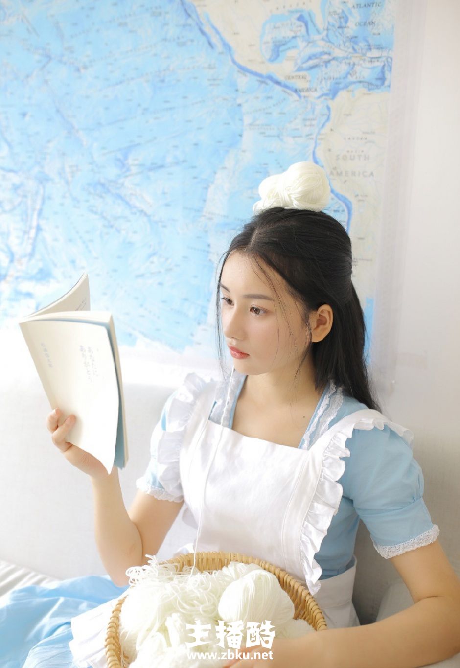 小清新女仆制服美少女白嫩侧脸秀发披肩认真看书图片