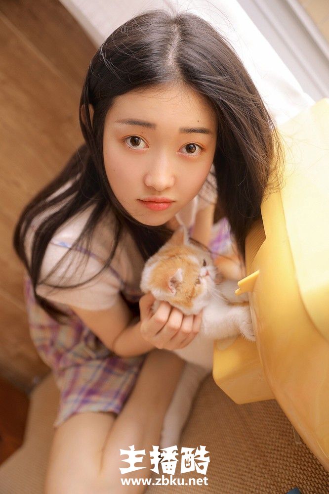 鹅蛋脸美少女格子吊带裙唇红齿白飘逸直发居家撸猫图片