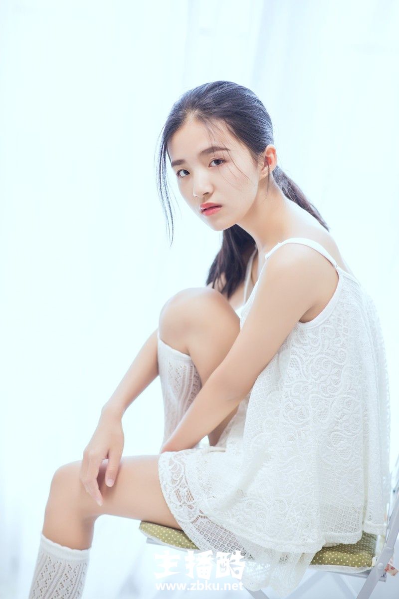 蕾丝睡衣邻家女孩双麻花辫发型精致小v脸白丝长腿图片
