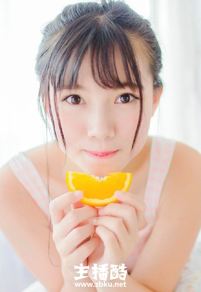 甜橙女孩俏皮丸子头粉色连衣裙皮肤水嫩少女感十足图片