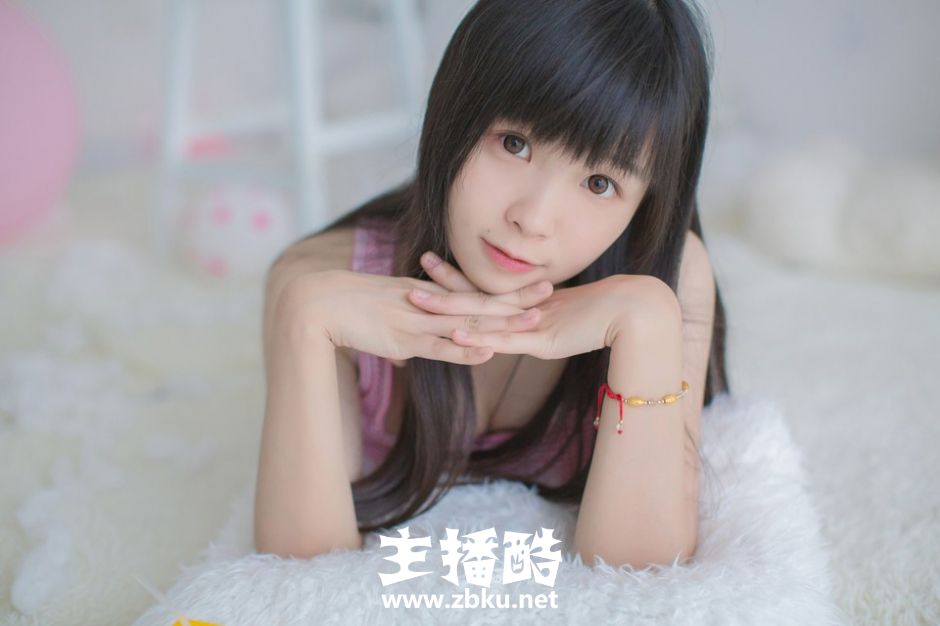 圆溜溜大眼睛美眉满脸胶原蛋白邻家气质嘟嘴卖萌图片