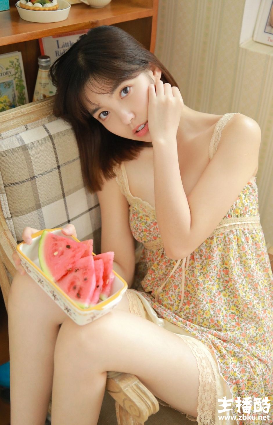 小平胸少女吊带碎花裙秀优美颈部线条歪头直视前方图片