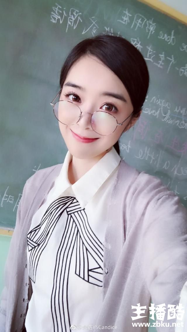 余霜Cosplay女教师，网友们纷纷在评论中疯狂开车！