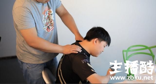 LPL中的六角形AD：一张图看清Uzi的进步，洗澡狗“膨胀”了