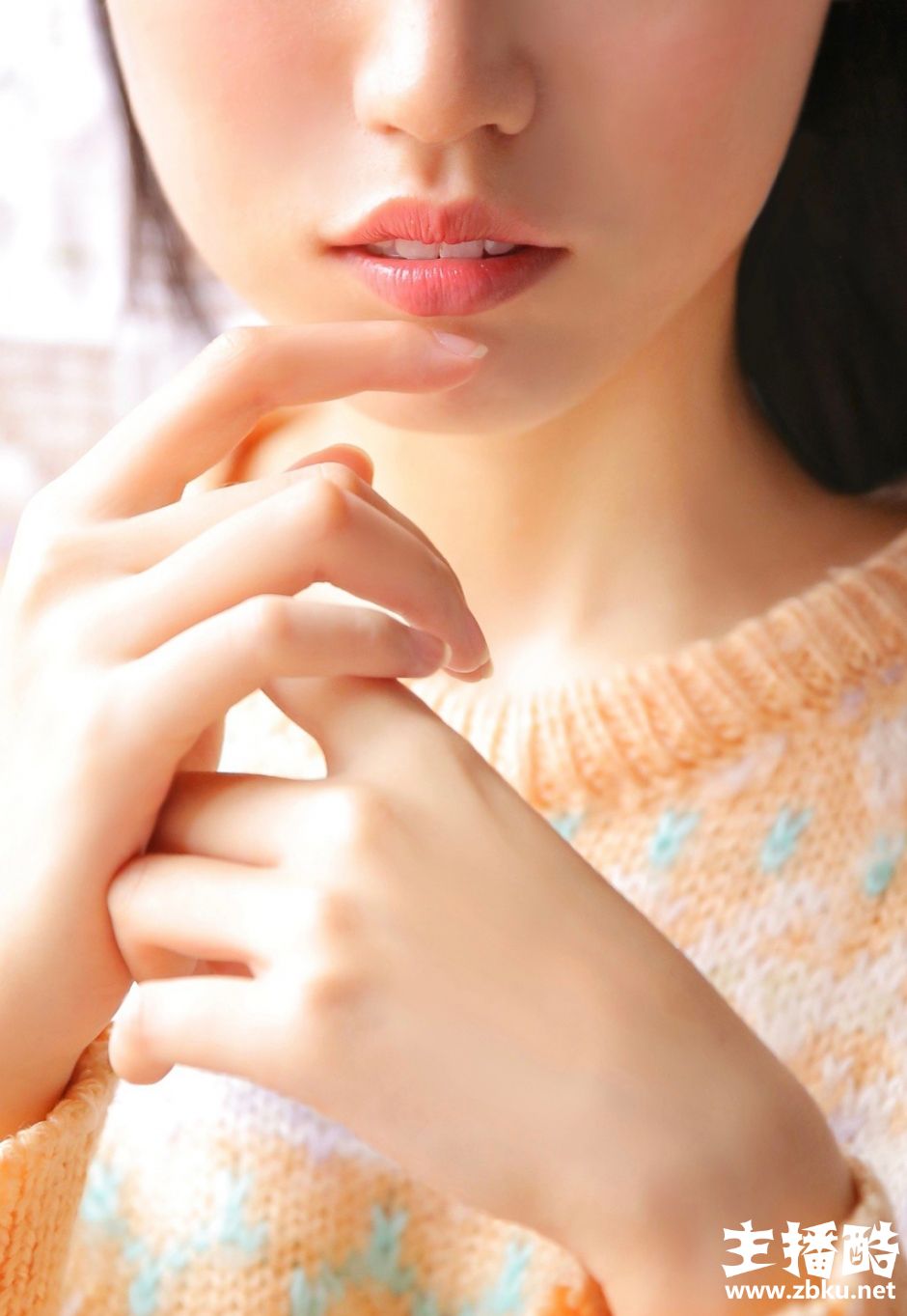 娇羞萝莉美女小v脸白里透红毛衣白丝长腿露齿甜笑图片