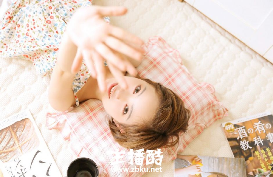 肉嘟嘟包子脸美眉精致编发吊带碎花裙露细白脖颈图片