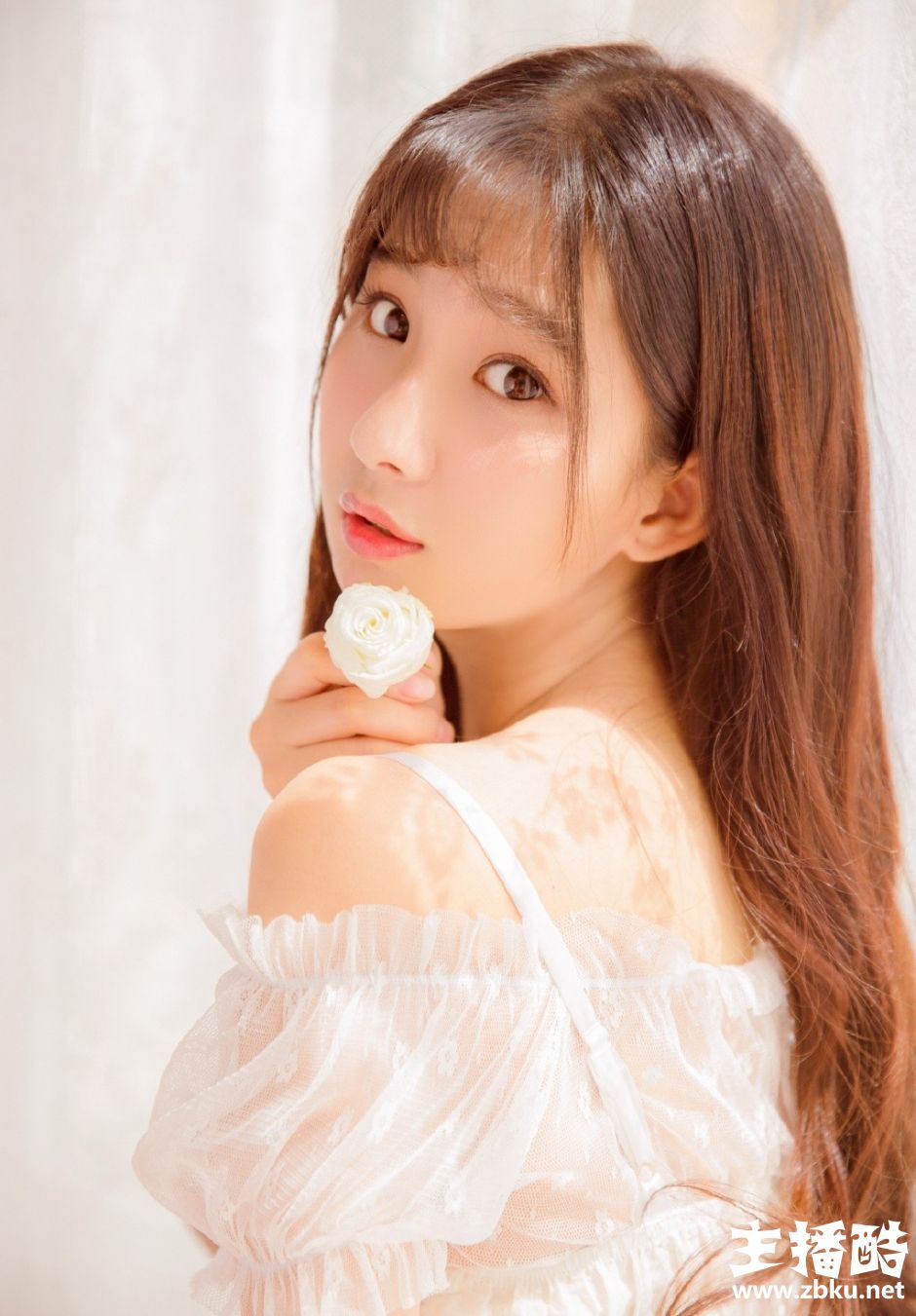 蓬松直刘海美女黑溜溜瞳孔樱桃小红唇满脸胶原蛋白图片