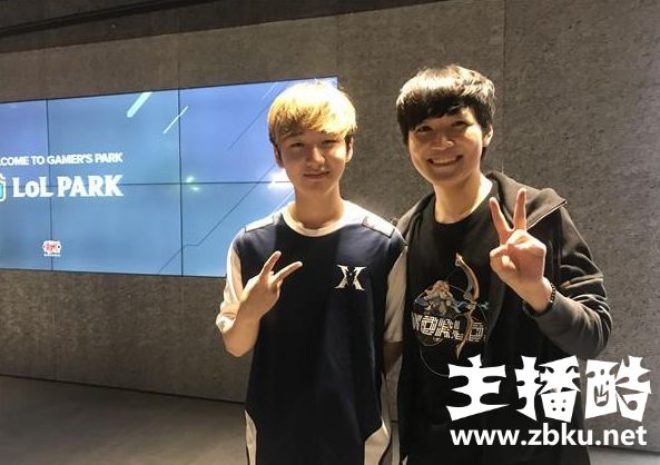 Faker出席S8比赛场馆开馆仪式 被女粉丝环绕笑容灿烂