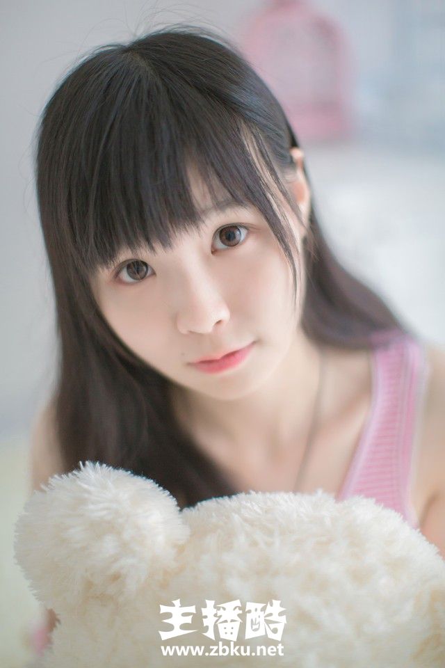 圆溜溜大眼睛美眉满脸胶原蛋白邻家气质嘟嘴卖萌图片