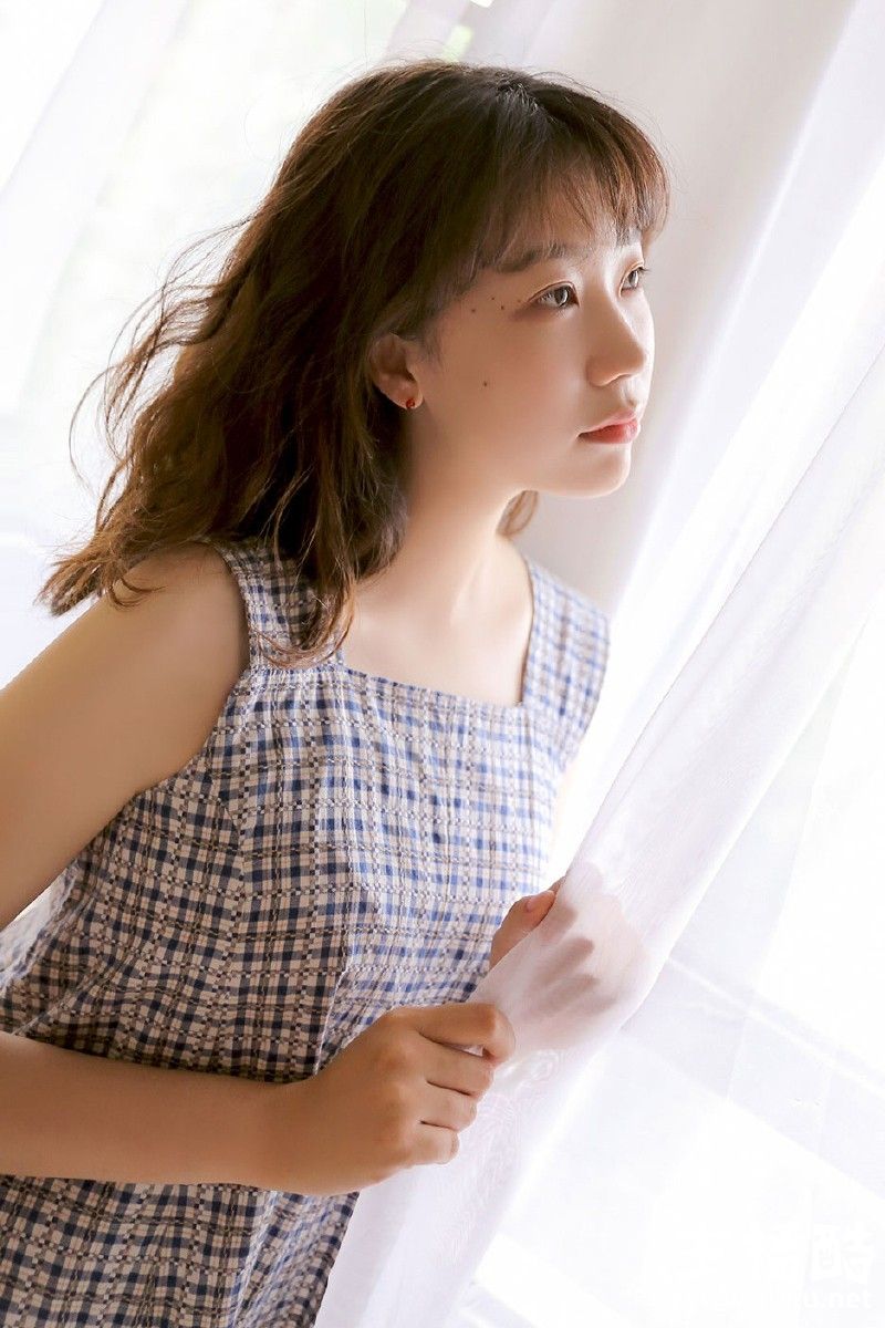 知性大方美女无袖连衣裙笑眼盈盈气质温柔躺沙发看书图片