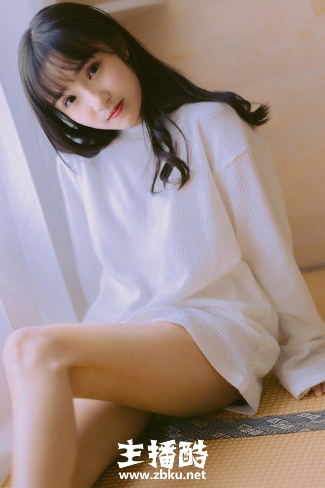 宽松毛衣美女眉眼精致乌黑长头发短裤秀细长筷子腿图片
