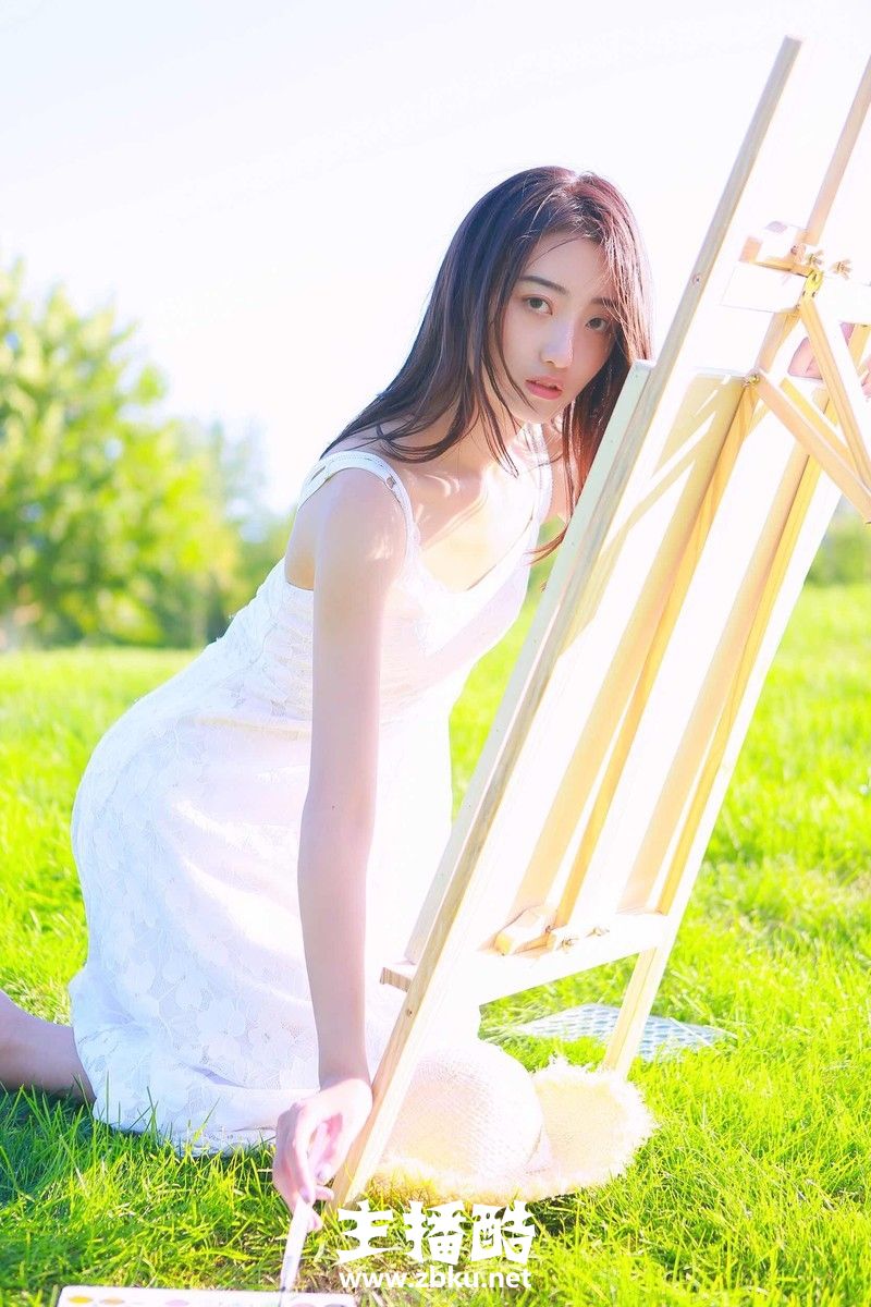 长发飘飘小清新美女漂亮瓜子脸一袭白裙户外作画图片
