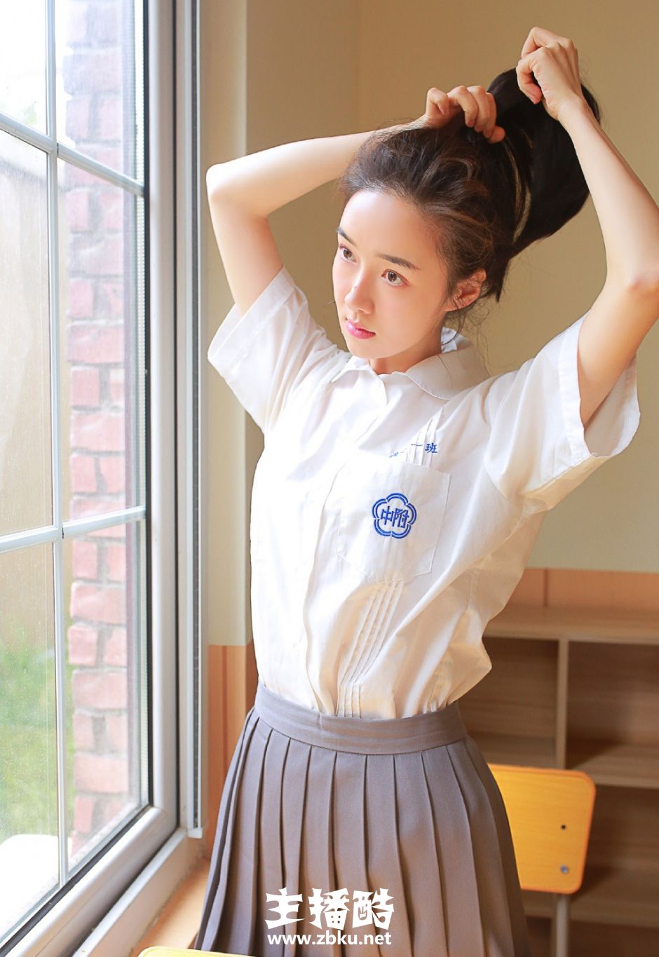椭圆嫩脸教室美女学生灰色校服清爽马尾辫嘟嘴搞怪图片