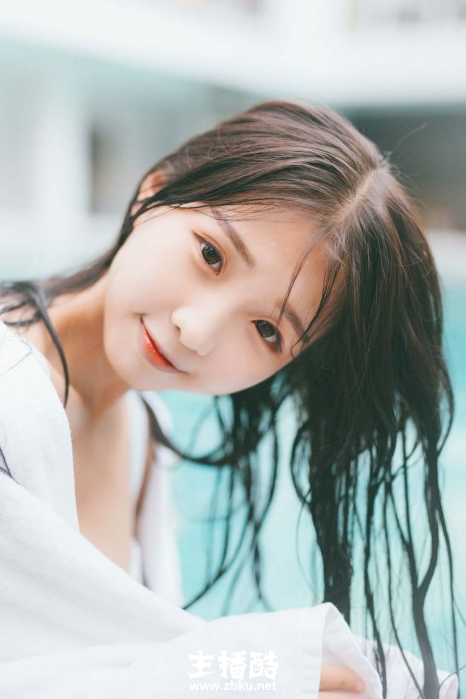 湿漉漉长发美女面容纯净白色泳衣尽显细胳膊小白腿图片