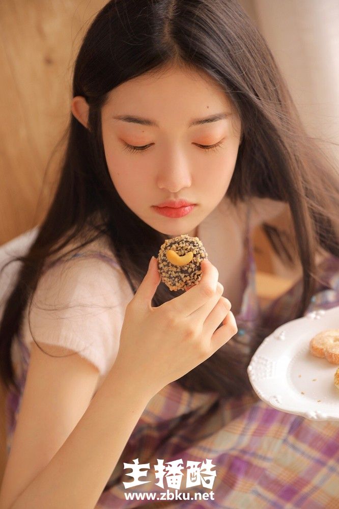 鹅蛋脸美少女格子吊带裙唇红齿白飘逸直发居家撸猫图片