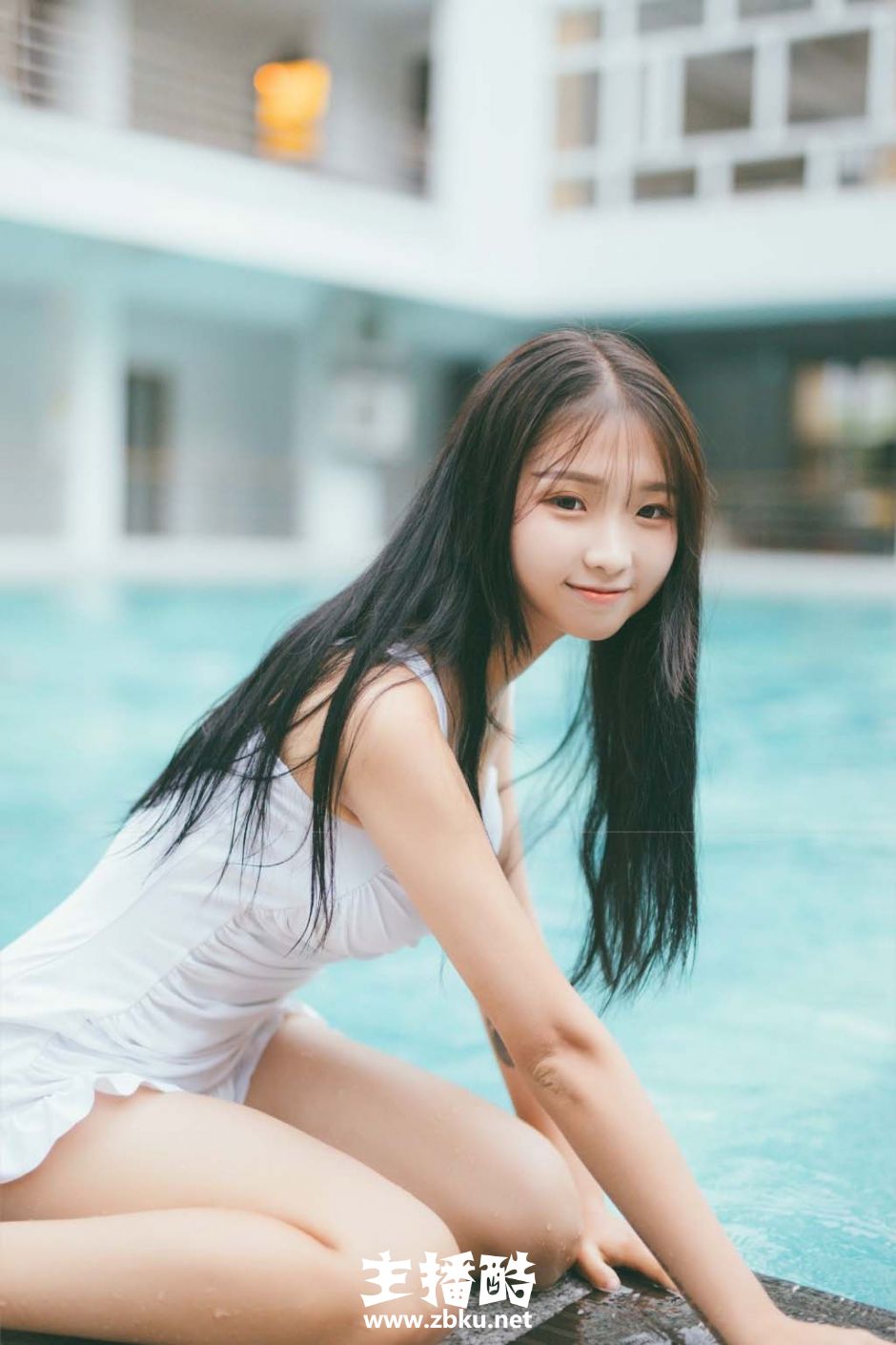 湿漉漉长发美女面容纯净白色泳衣尽显细胳膊小白腿图片