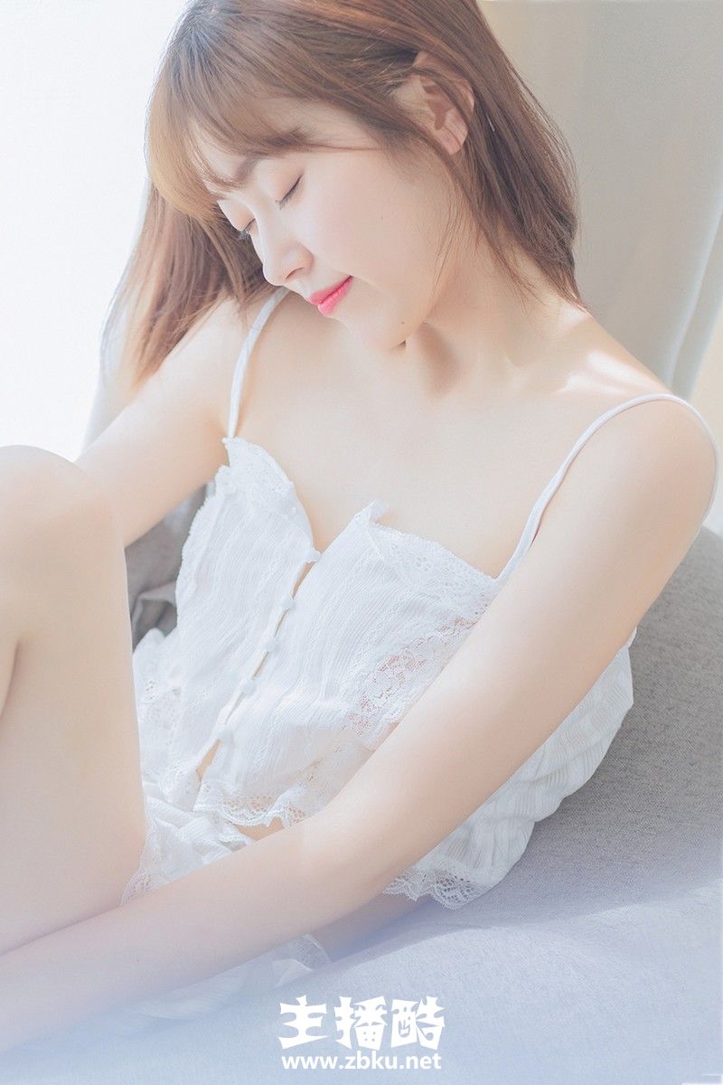 居家小妹妹吊带短裤秀细腰长腿闭眼沉睡肢体慵懒图片