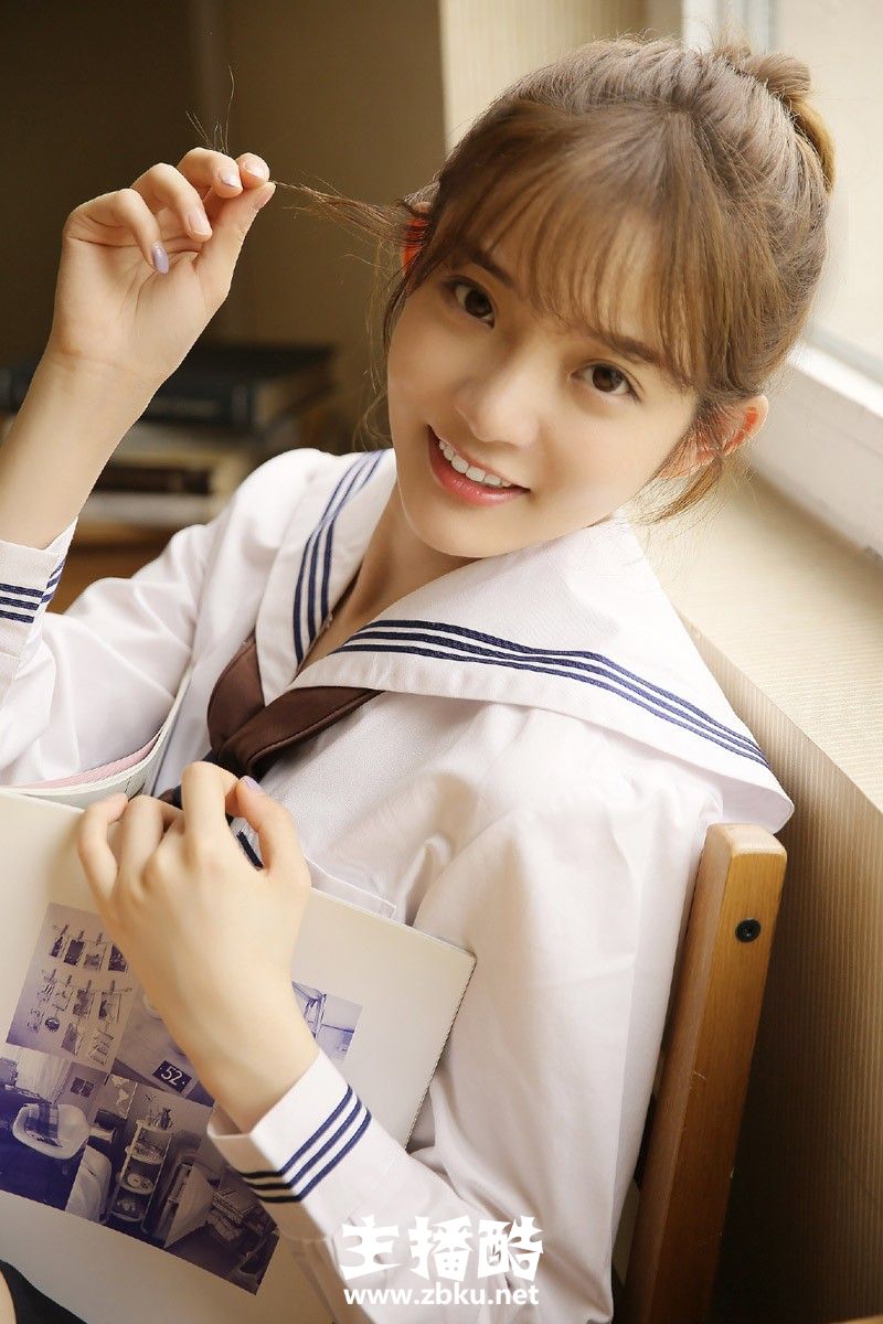 圆润娃娃脸美女学生高扎麻花辫学院校服黑丝长腿图片