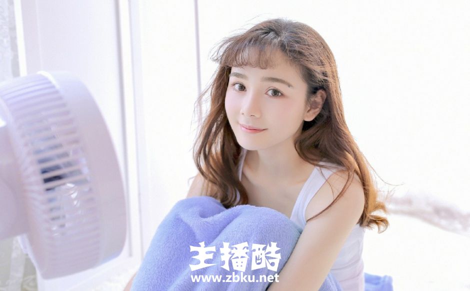 早安美少女棕色小卷毛皮肤白里透红床上舒展手脚图片
