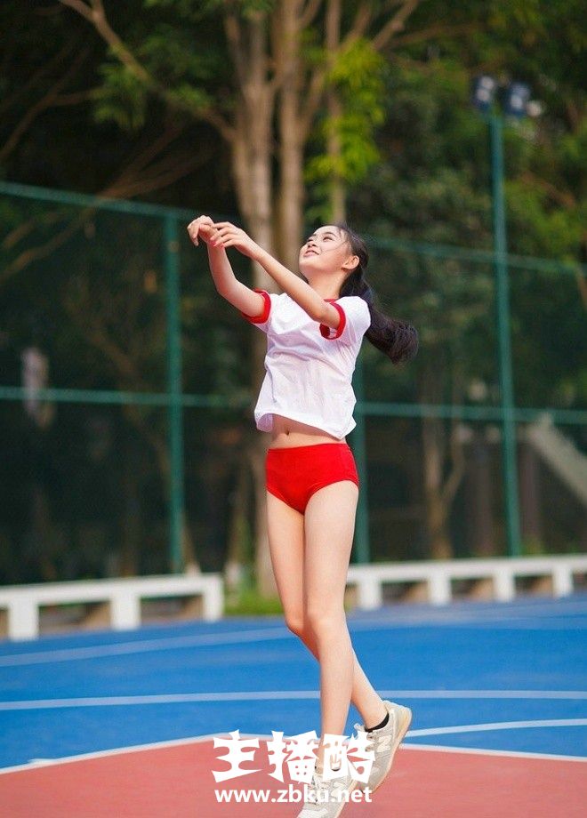 操场运动美女学生妹白色运动服超短裤秀逆天长腿图片