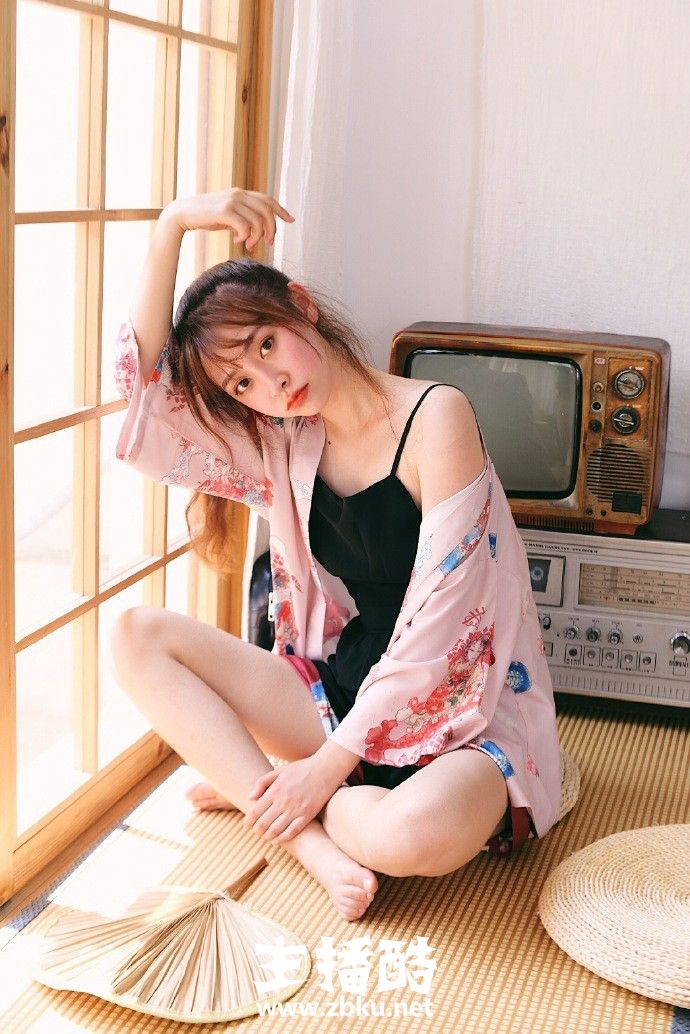 日系美女黑色吊带衫尽显白瓷肌肤气色红润眉眼清秀图片